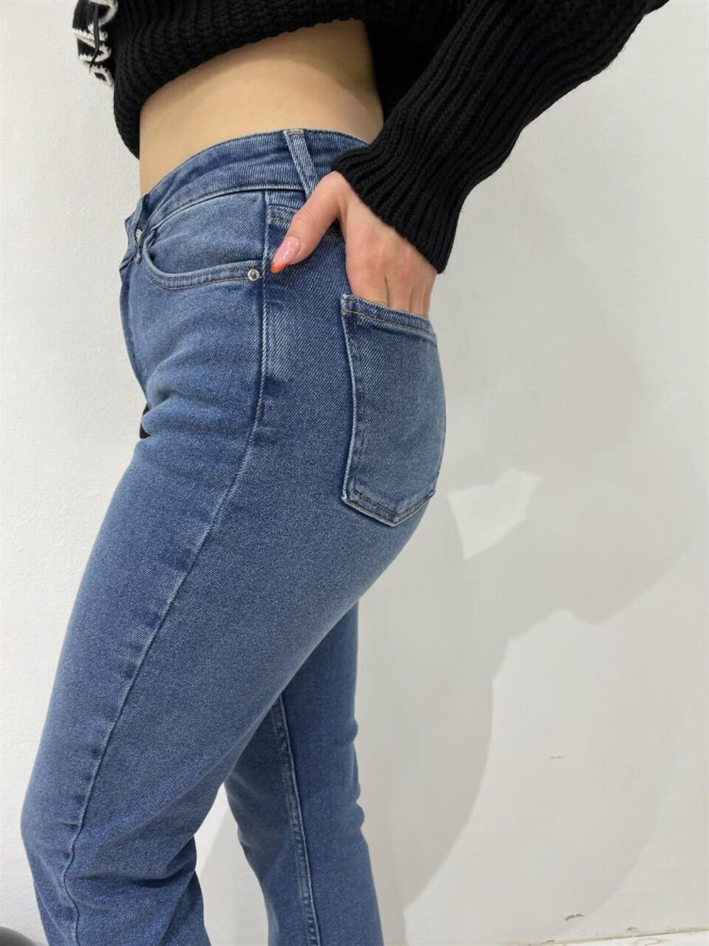 Paçalari Taşli Jean