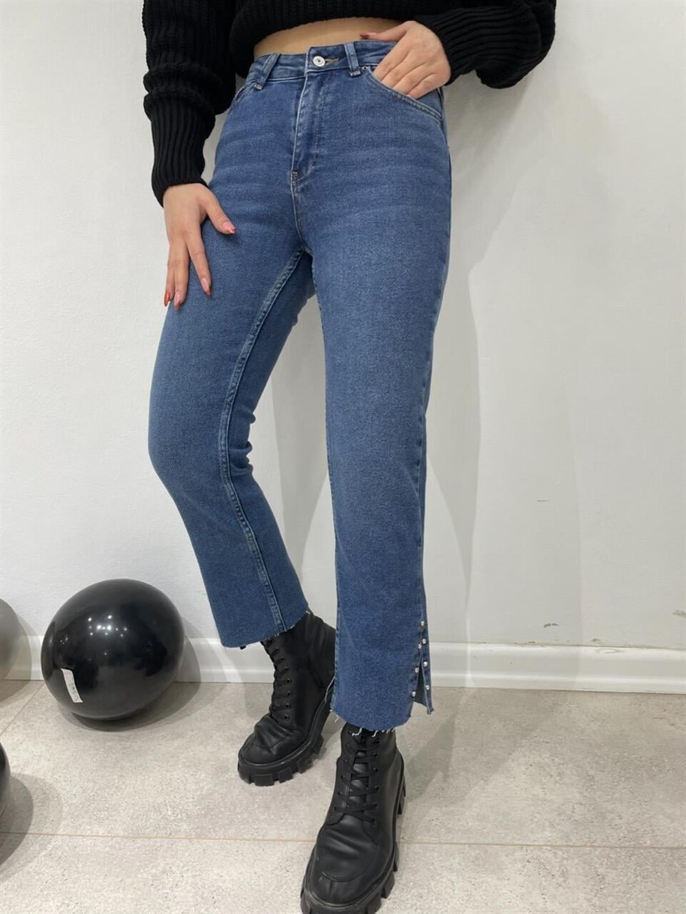 Paçalari Taşli Jean