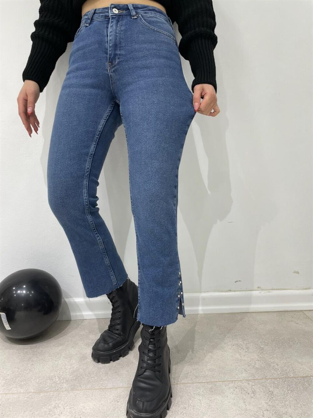 Paçalari Taşli Jean