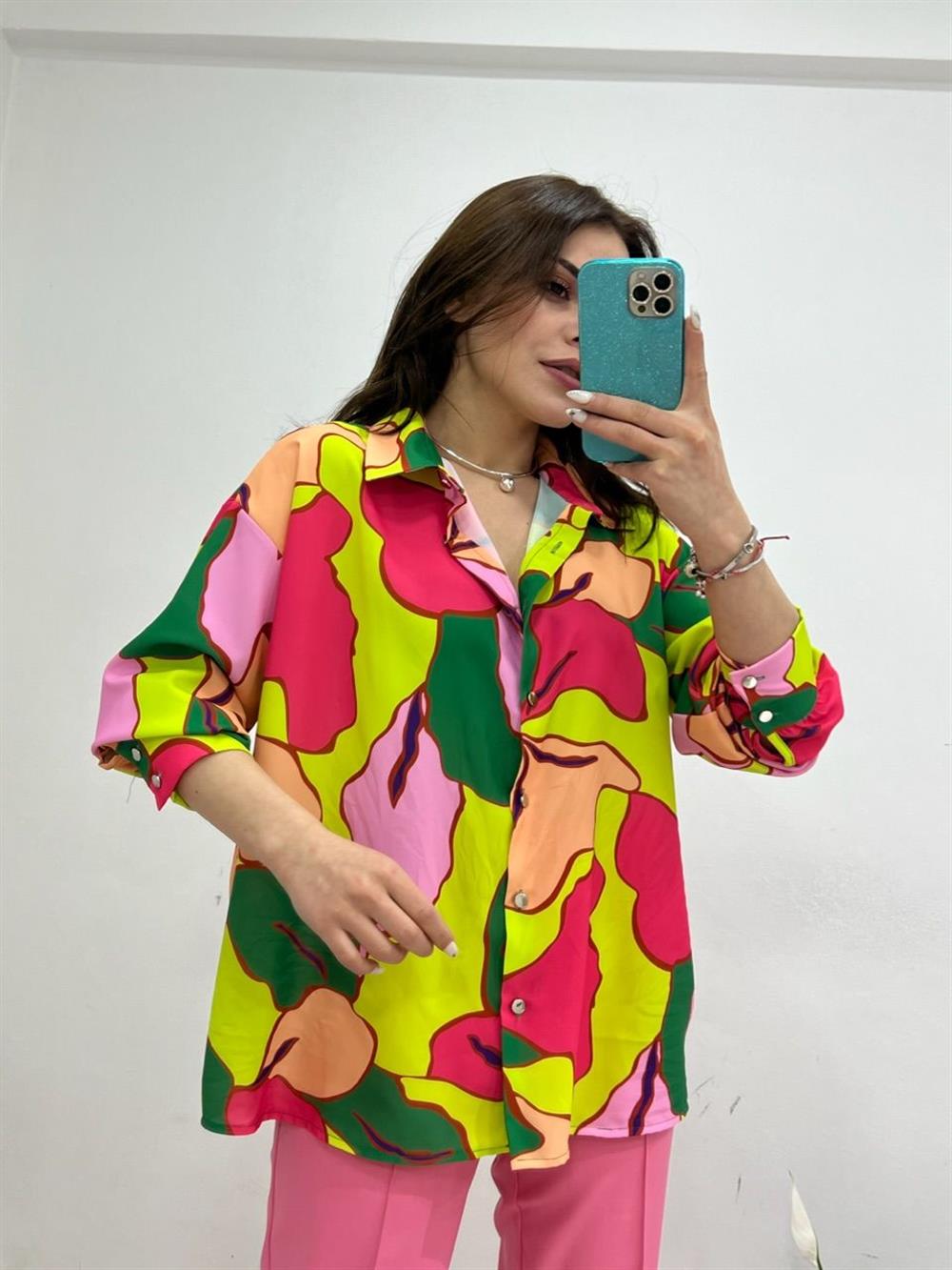 Pembe Desenli̇ Gömlek