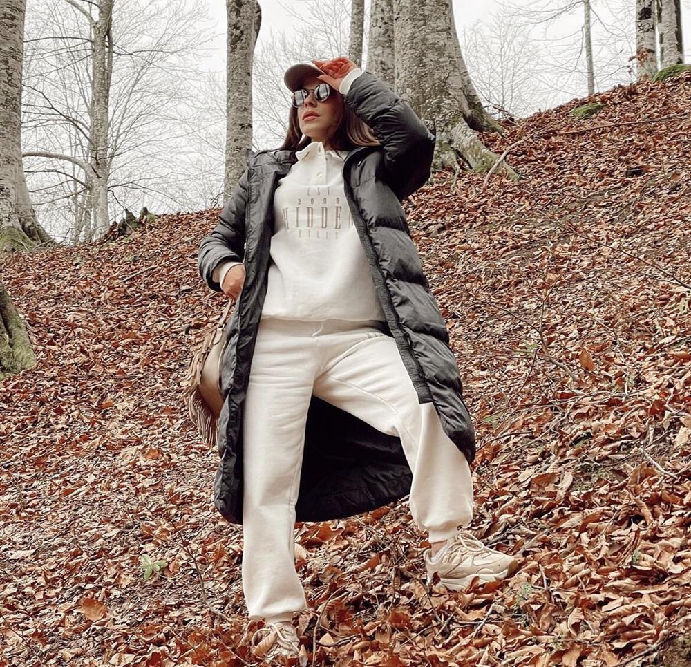 Si̇yah Rengi̇ Uzun Şi̇şme Mont