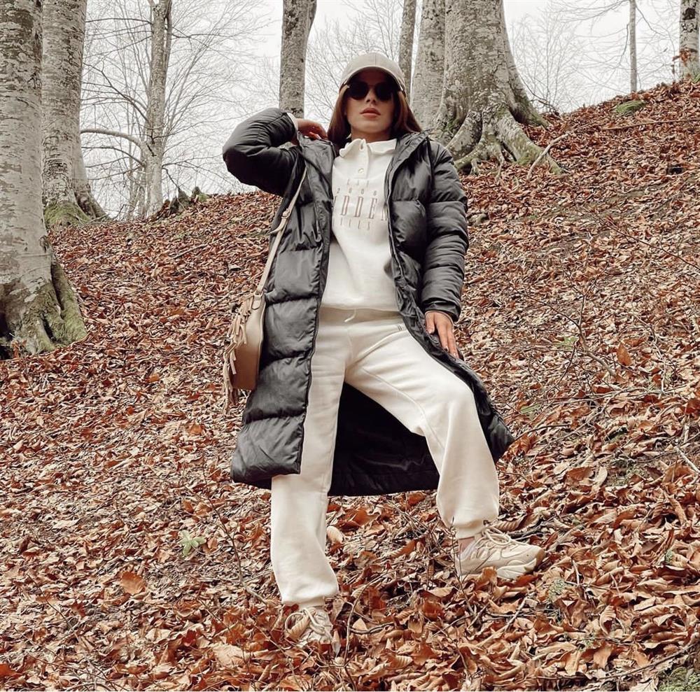 Si̇yah Rengi̇ Uzun Şi̇şme Mont