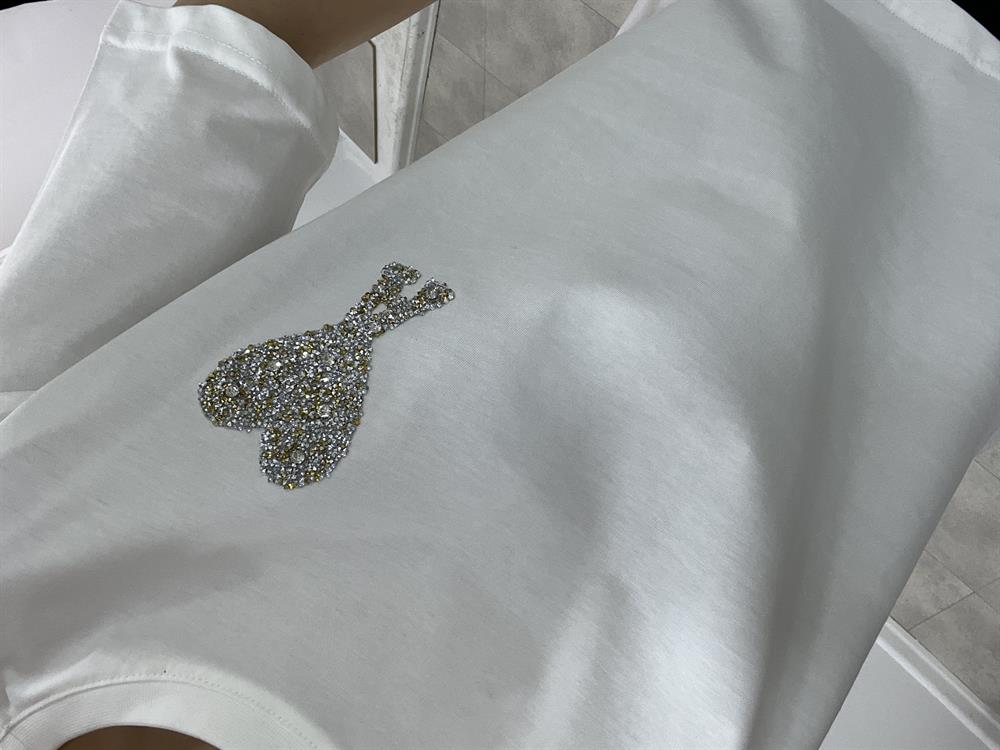 A Yazili Gold Taşli Beyaz Tshi̇rt