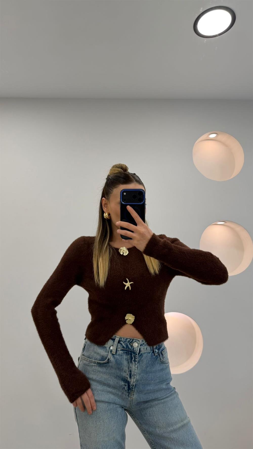 AKSESUAR DETAYLI YUMOŞ KAZAK KAHVE