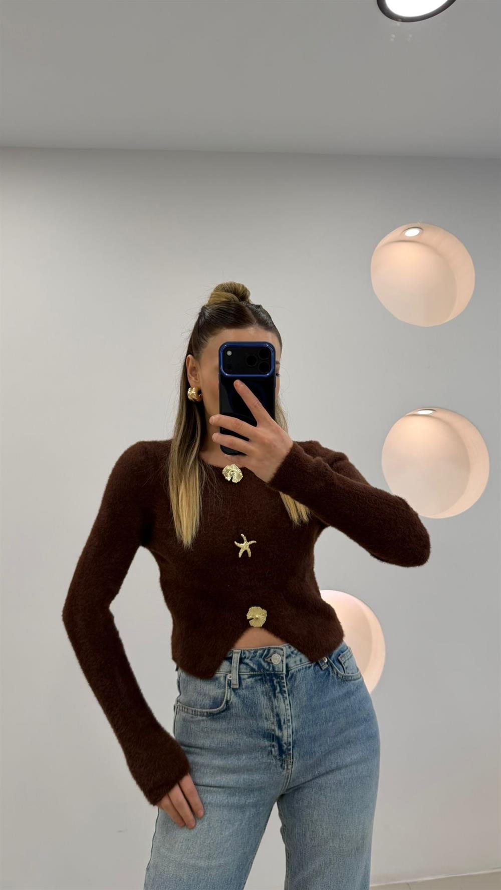 AKSESUAR DETAYLI YUMOŞ KAZAK KAHVE