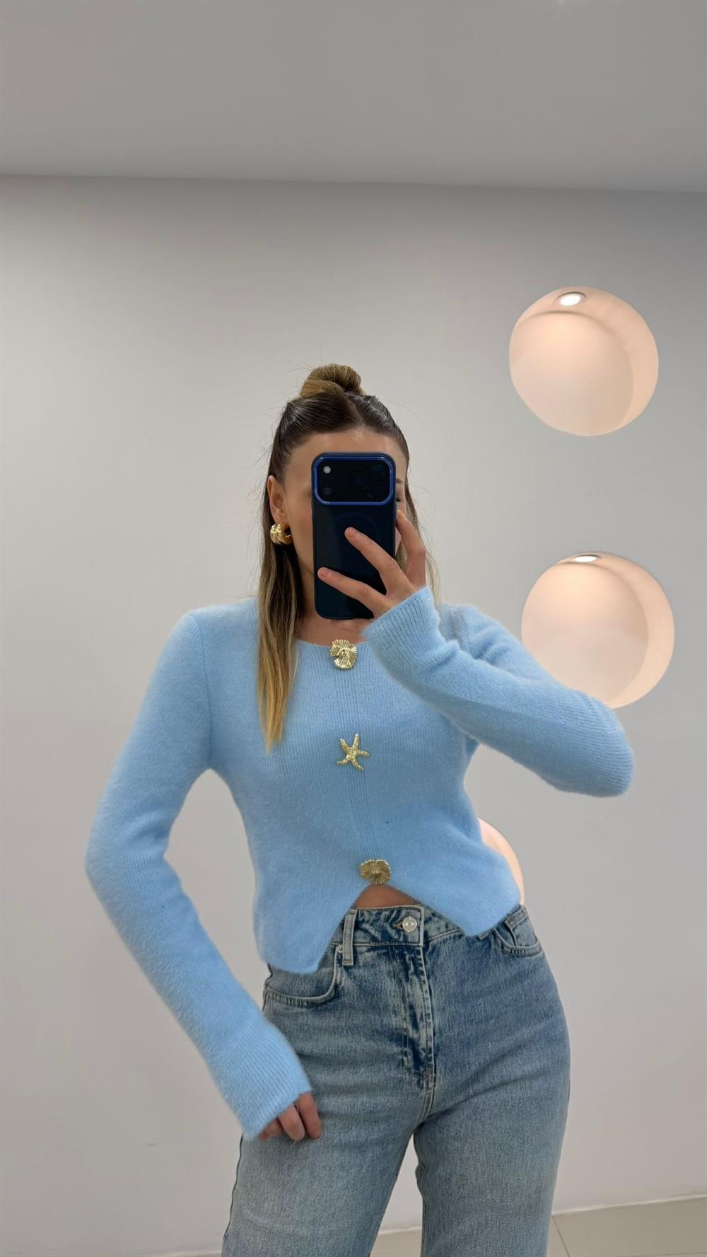 AKSESUAR DETAYLI YUMOŞ KAZAK MAVİ