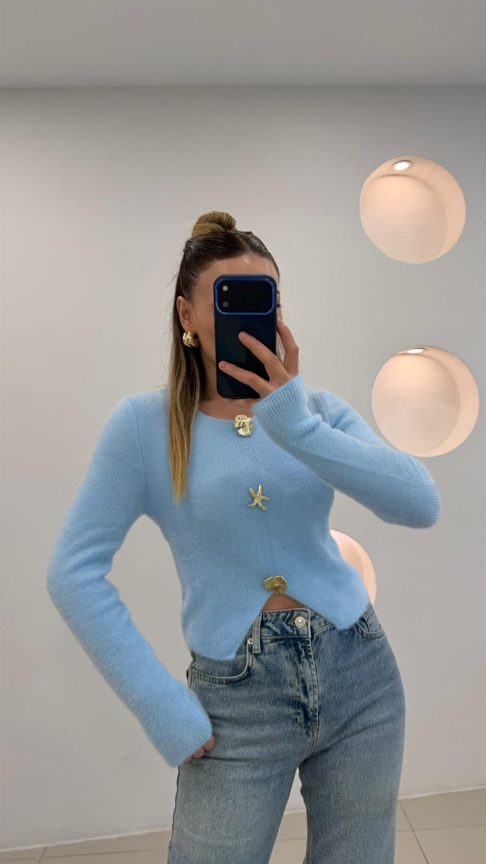 AKSESUAR DETAYLI YUMOŞ KAZAK MAVİ