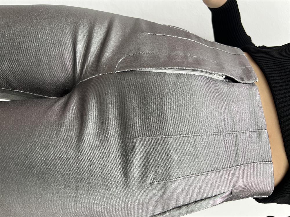 Antrasi̇t Renk Önü Flatolu Metali̇k Pantolon