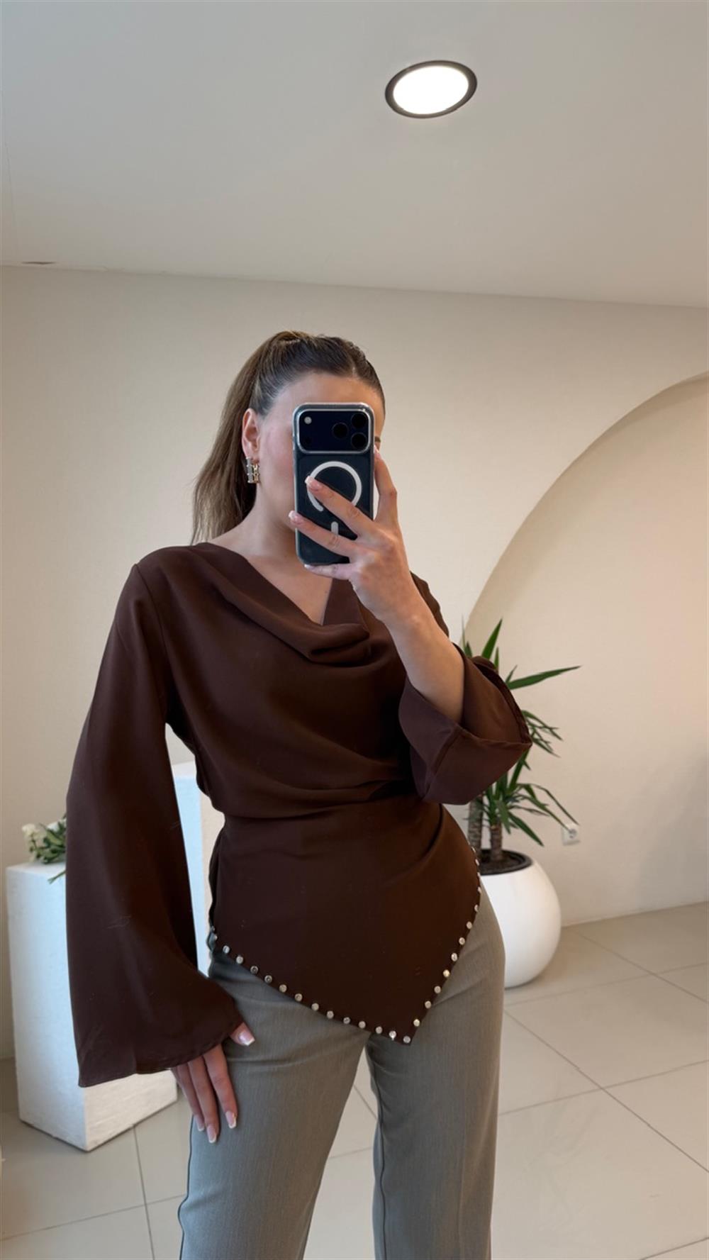 ARKADAN BAĞLANALI DEGAJE BLUZ KAHVE 