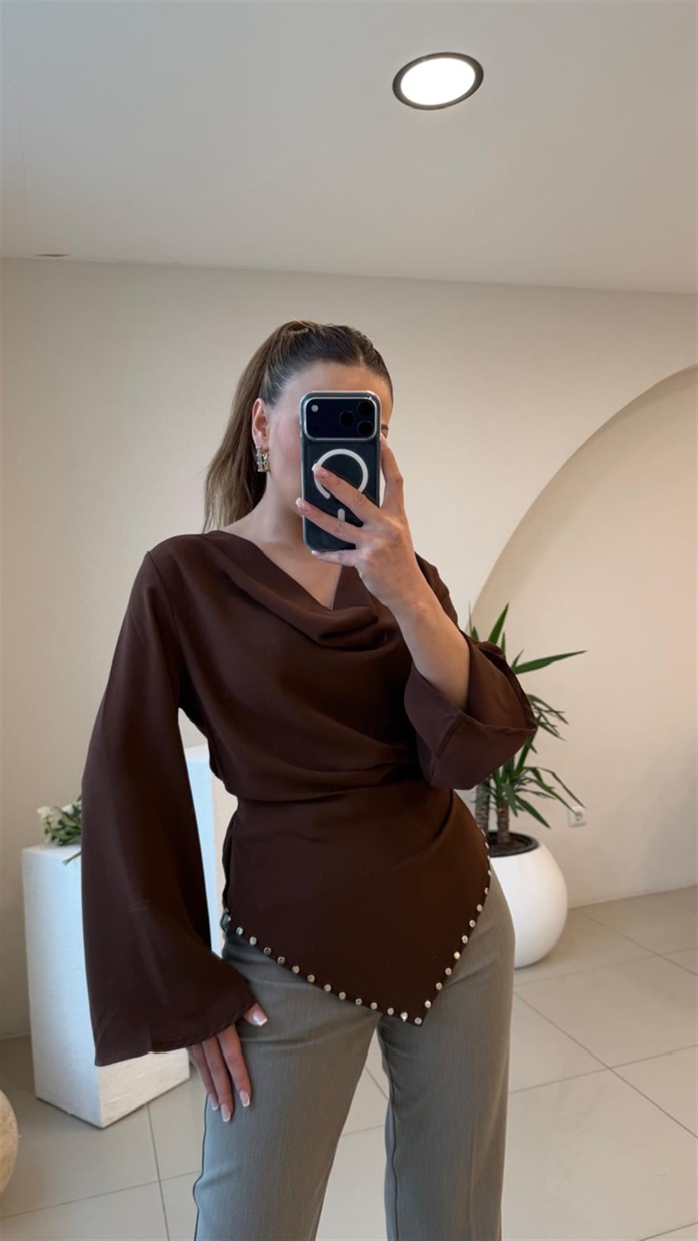 ARKADAN BAĞLANALI DEGAJE BLUZ KAHVE 