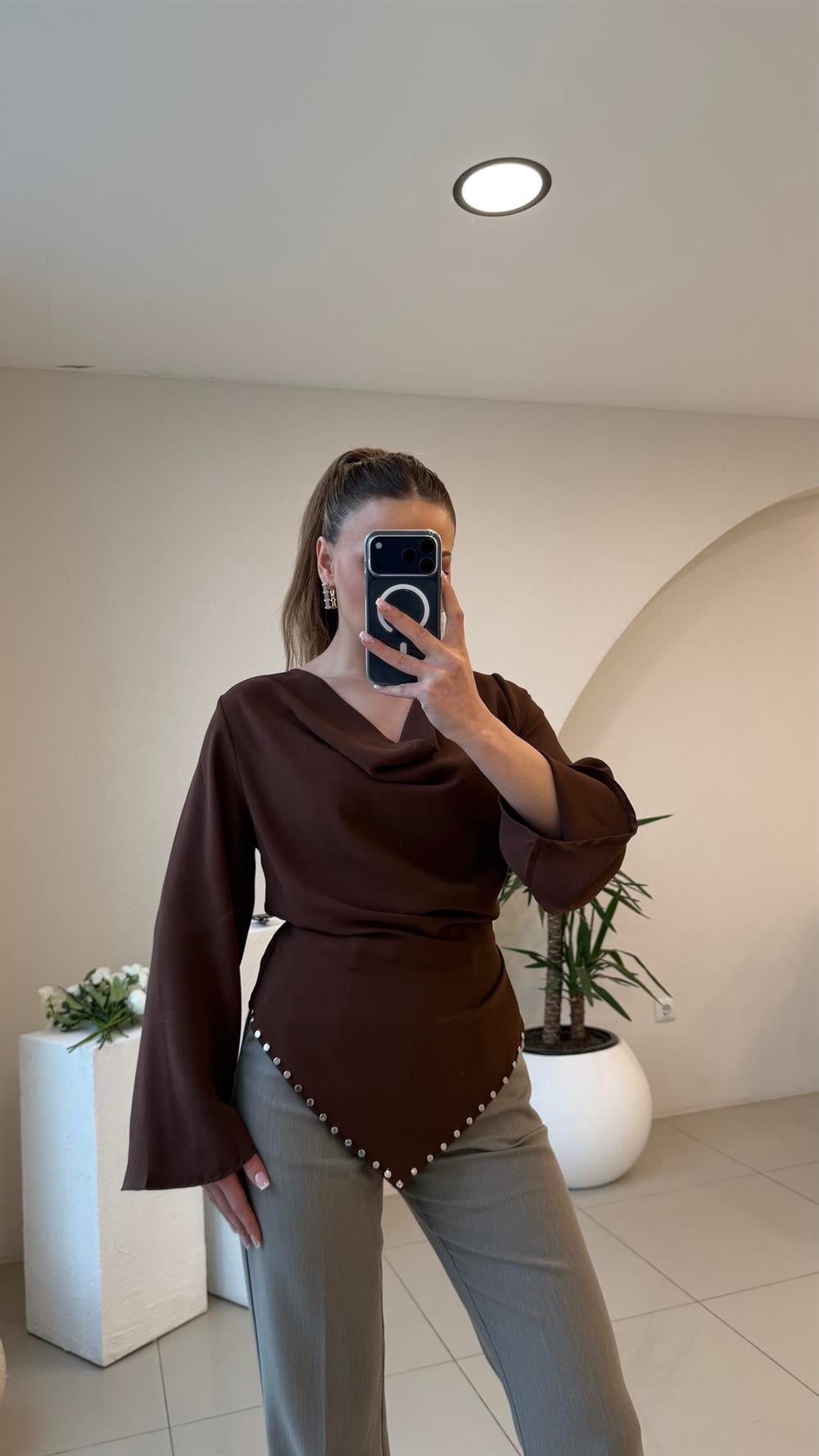 ARKADAN BAĞLANALI DEGAJE BLUZ KAHVE 