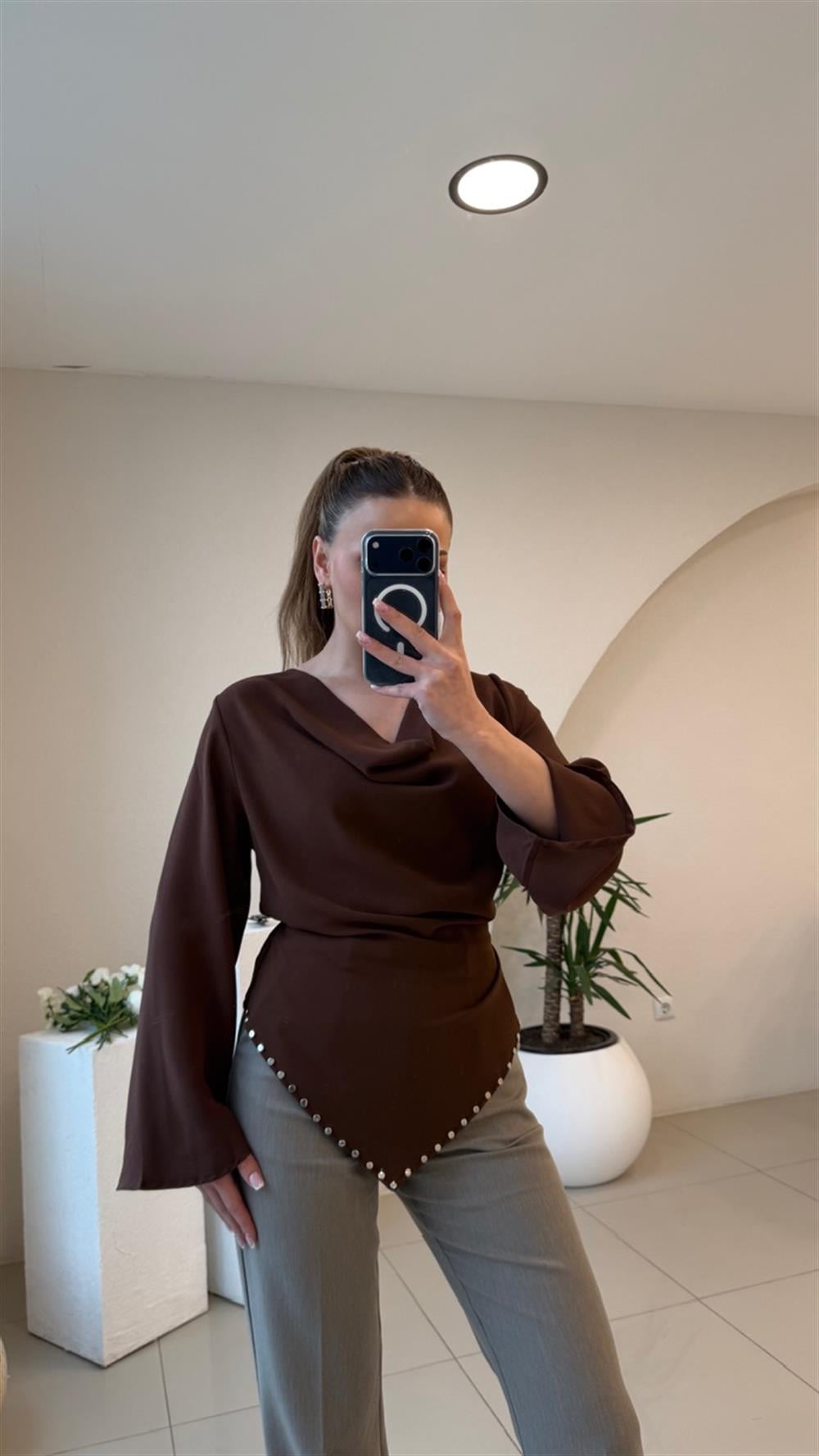 ARKADAN BAĞLANALI DEGAJE BLUZ KAHVE 