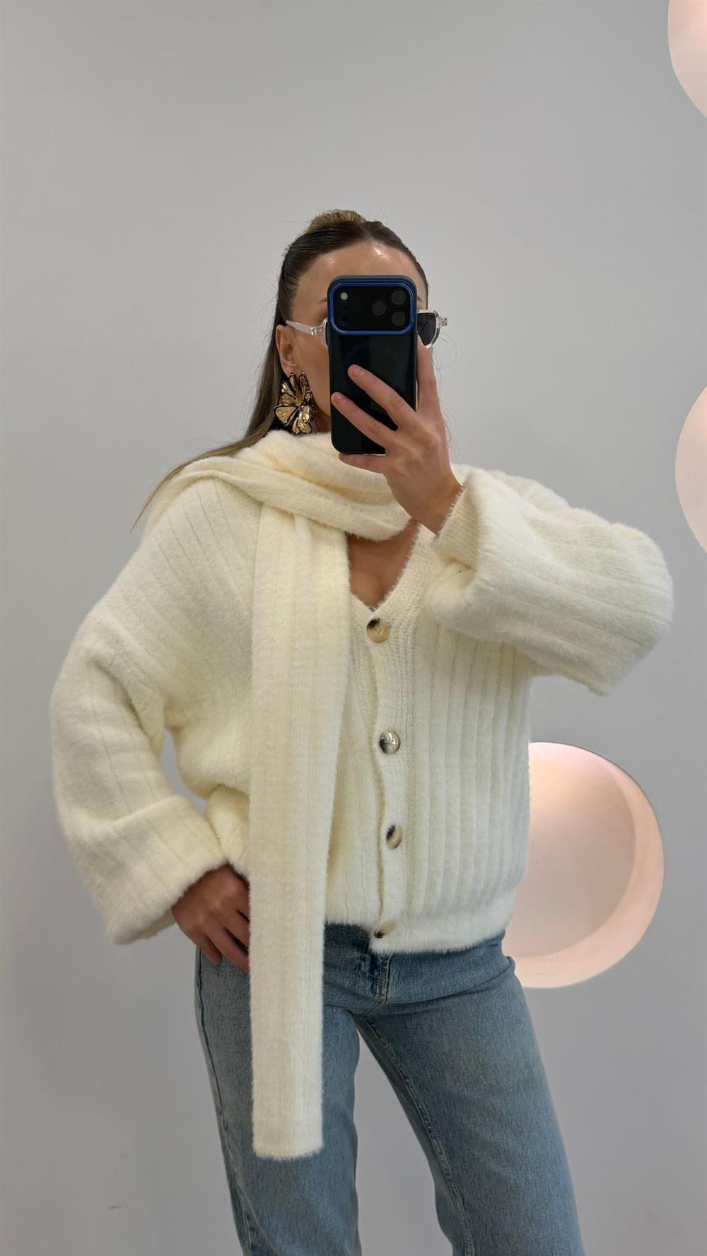 ATKI DETAYLI YUMOŞ HIRKA BEYAZ