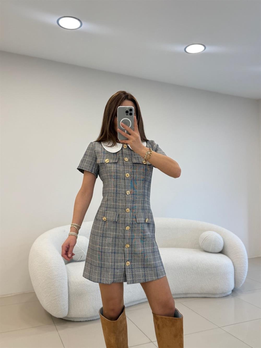 BEBE YAKA GOLD DÜĞMELİ EKOSE ELBİSE