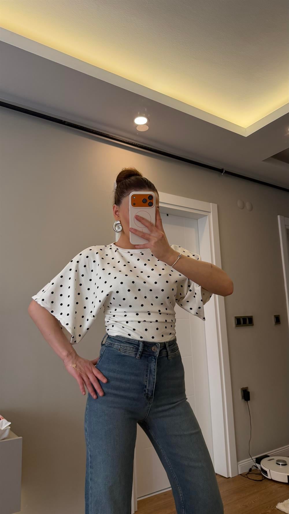 Bel Oturtmalı Puantiyeli Bluz Beyaz