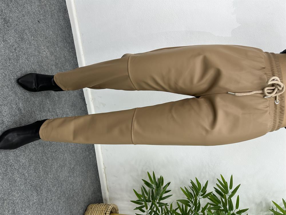 Beli̇ Lasti̇kli̇ Camel Rengi̇ Deri̇ Pantolon