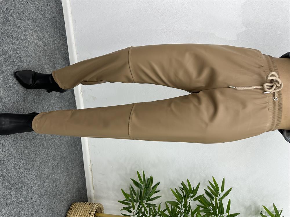 Beli̇ Lasti̇kli̇ Camel Rengi̇ Deri̇ Pantolon