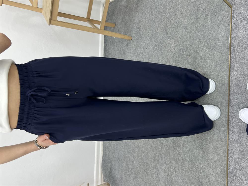 Beli̇ Lasti̇kli̇ Bol Paça Pantolon Laci̇vert