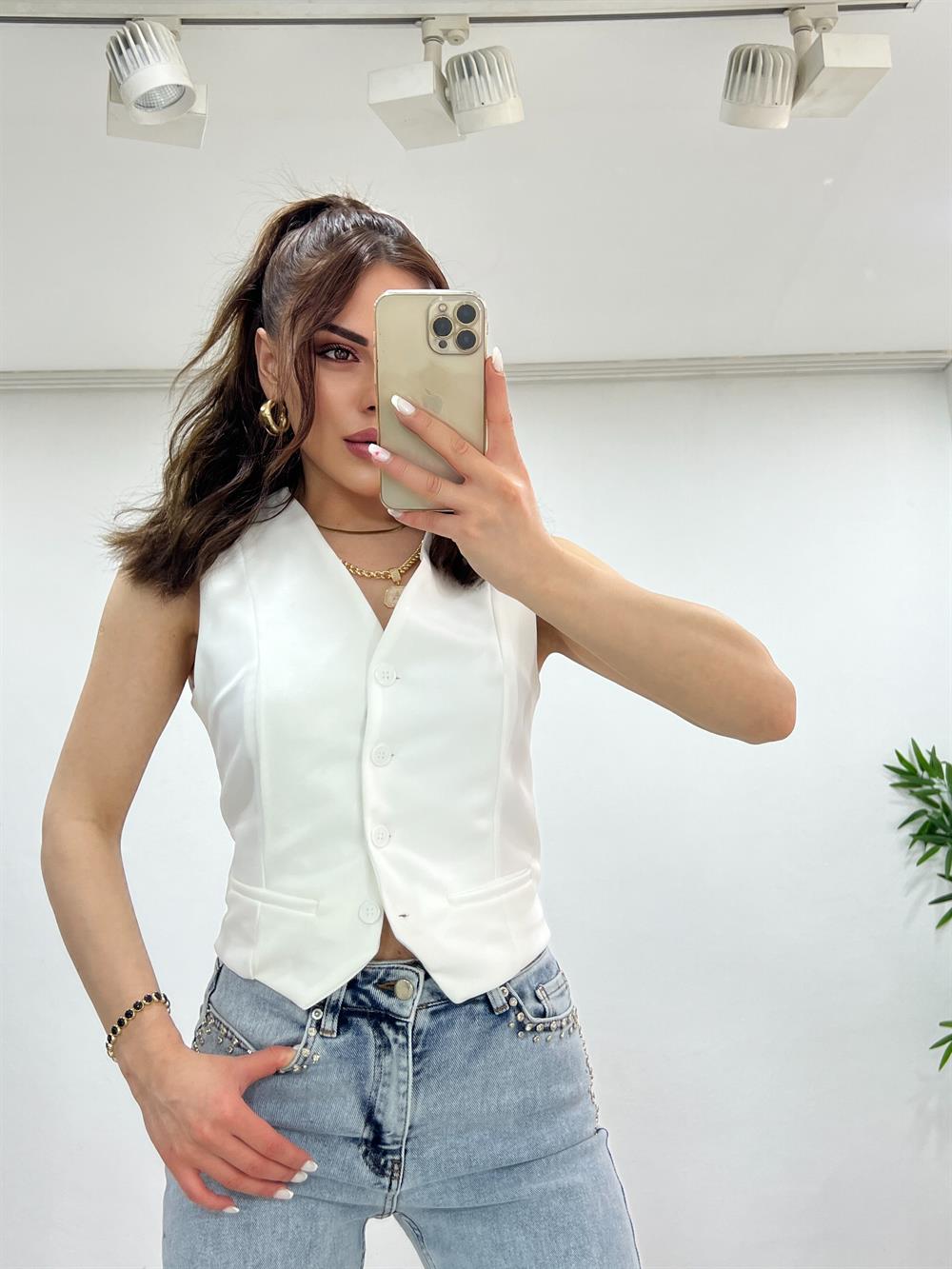 Beyaz Düğmeli̇ Yelek