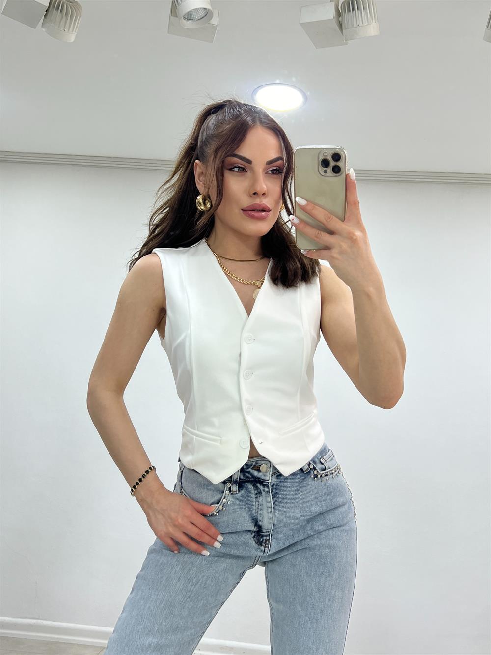 Beyaz Düğmeli̇ Yelek