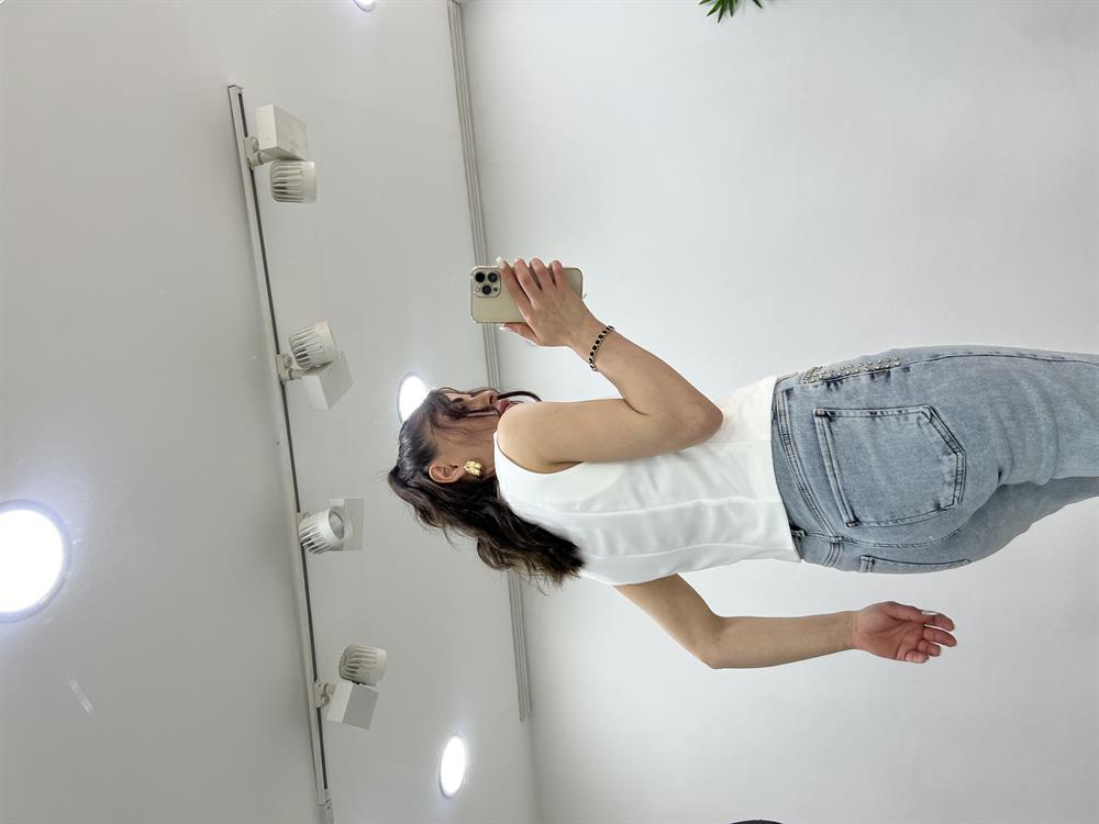 Beyaz Düğmeli̇ Yelek