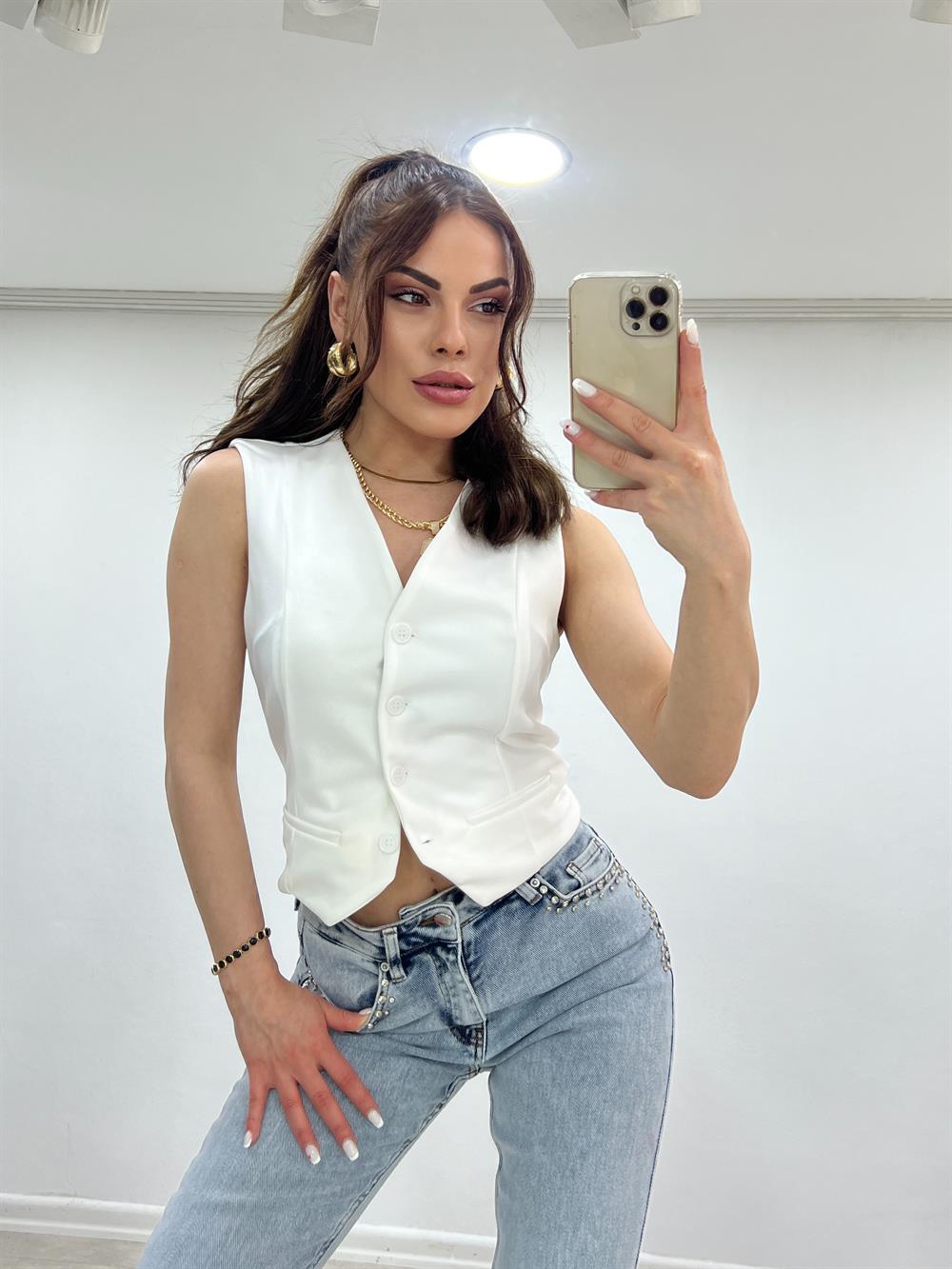 Beyaz Düğmeli̇ Yelek