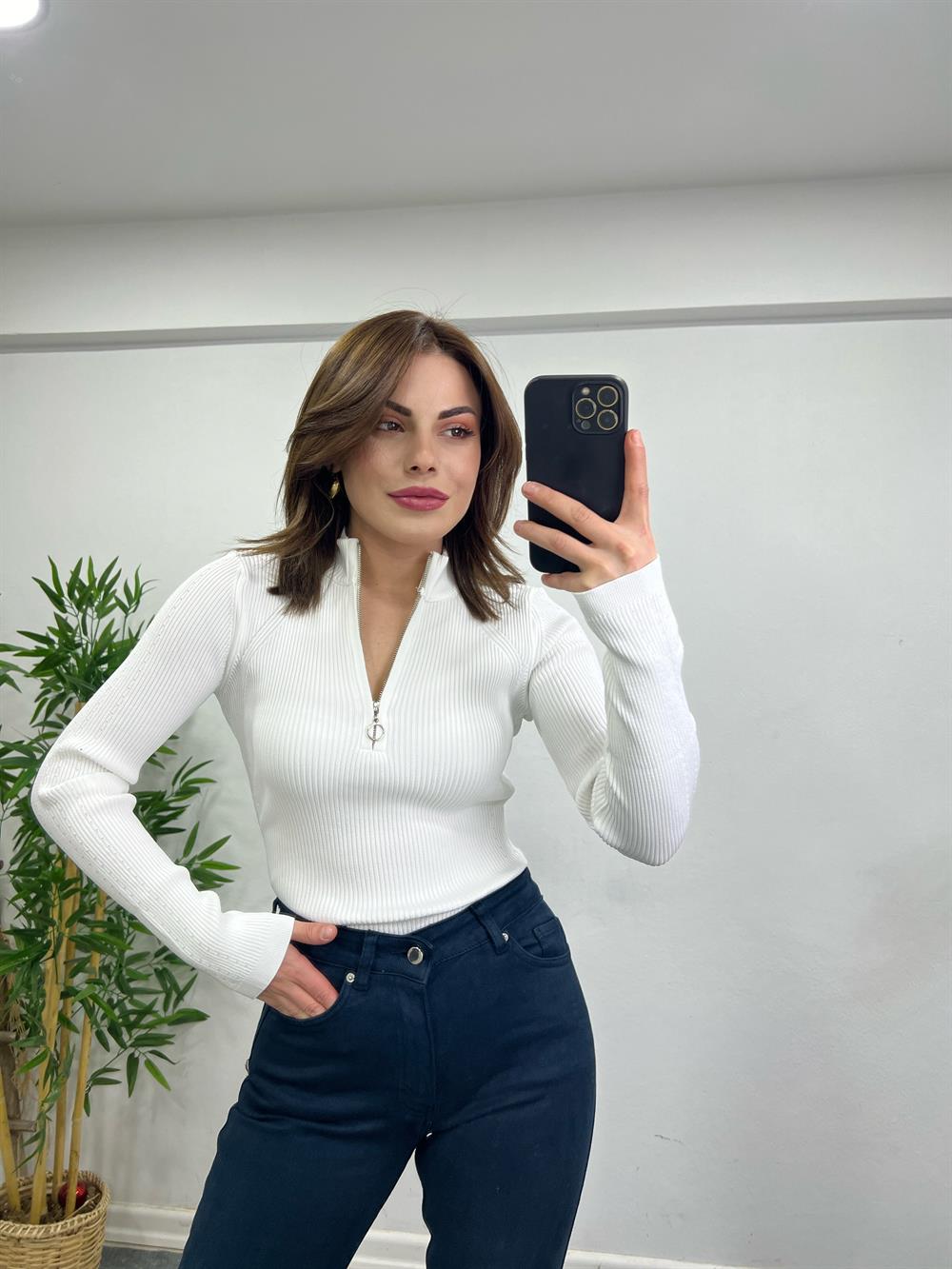Beyaz Fermuarli Tri̇ko