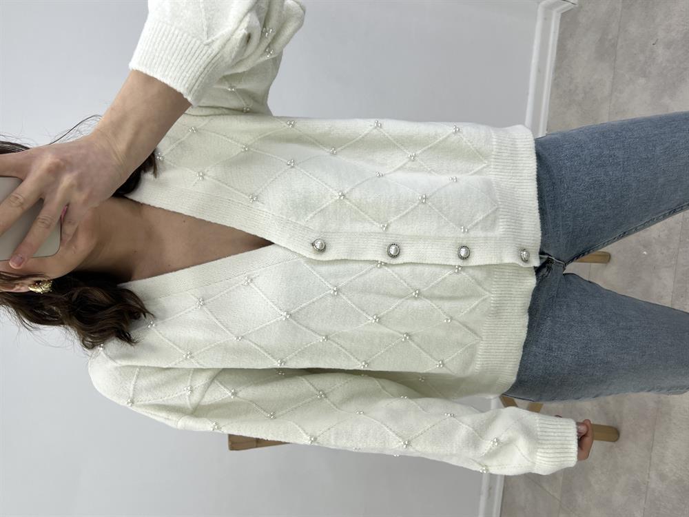 Beyaz İnci̇ Düğmeli̇ Hirka