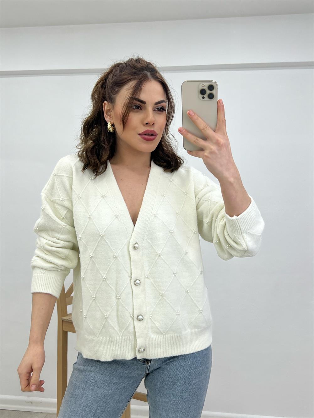 Beyaz İnci̇ Düğmeli̇ Hirka