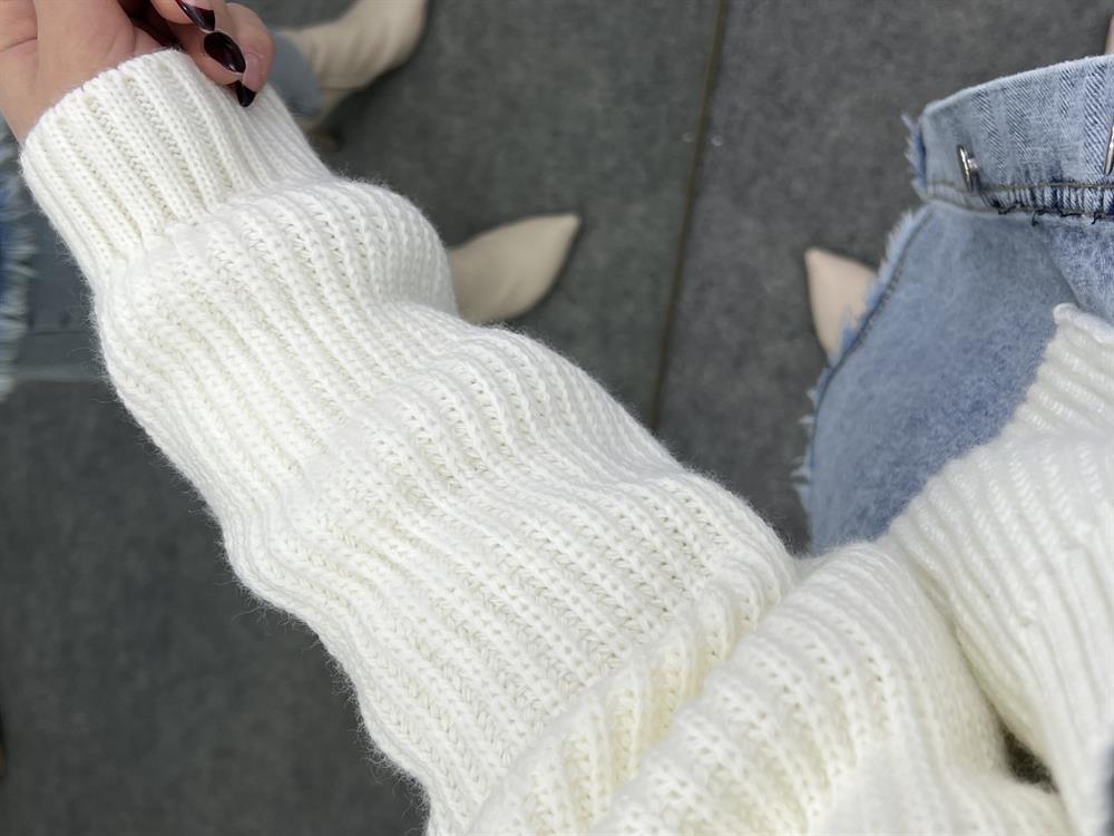 Beyaz Örme Cepli̇ Püsküllü Jean Hirka