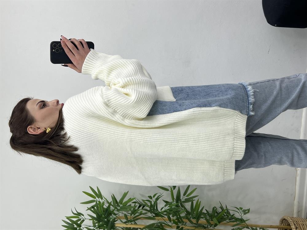 Beyaz Örme Cepli̇ Püsküllü Jean Hirka