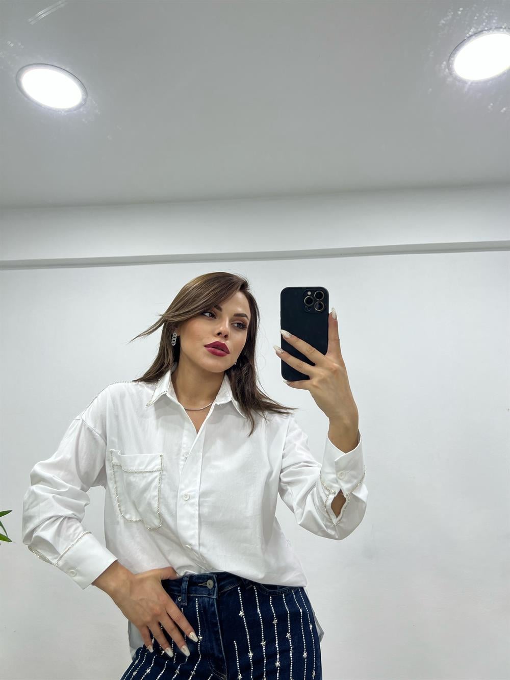 Beyaz Taşli Popli̇n Gömlek