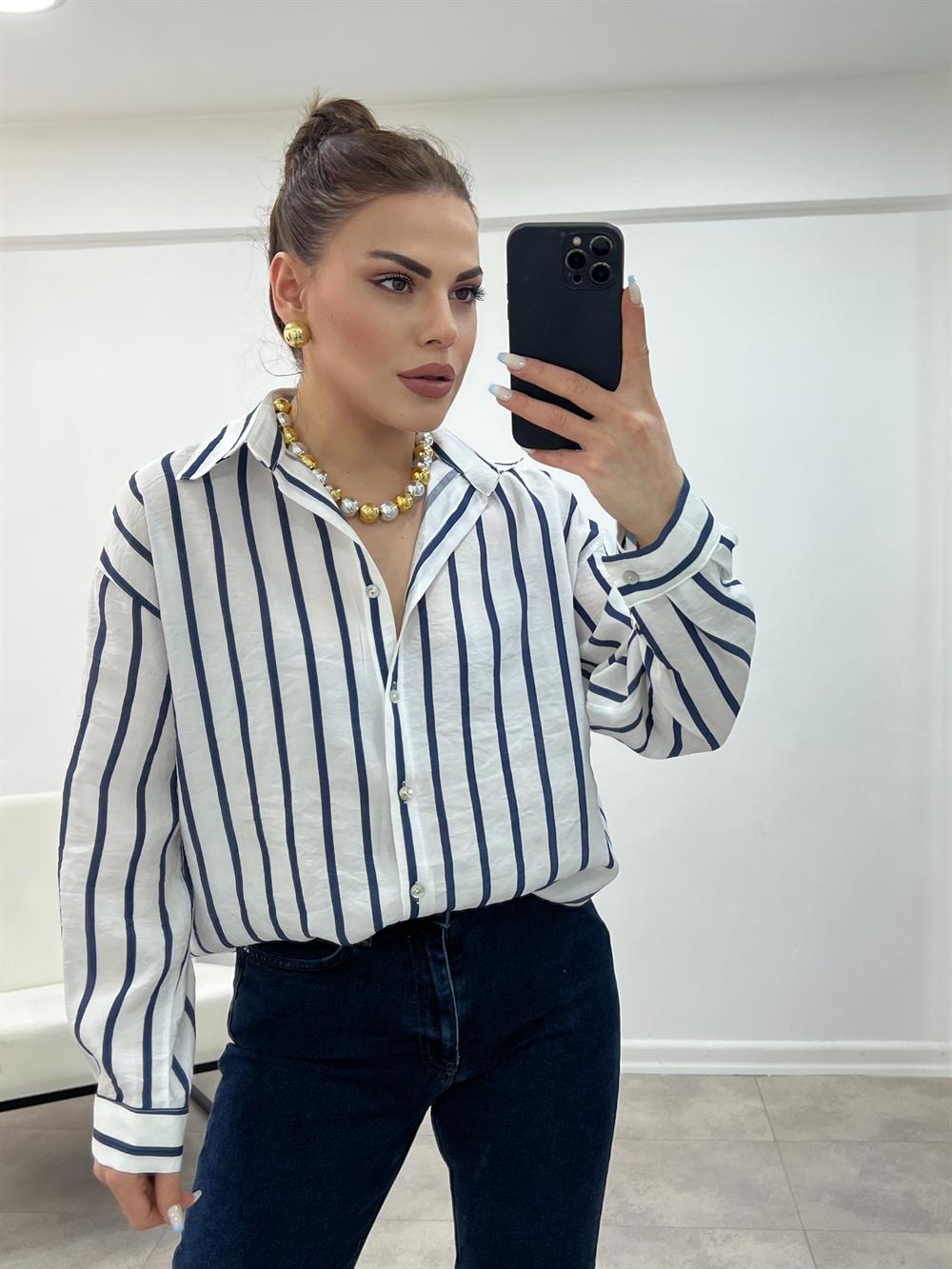 Beyaz Üzeri̇ Laci̇vert Çi̇zgi̇li̇ Gömlek