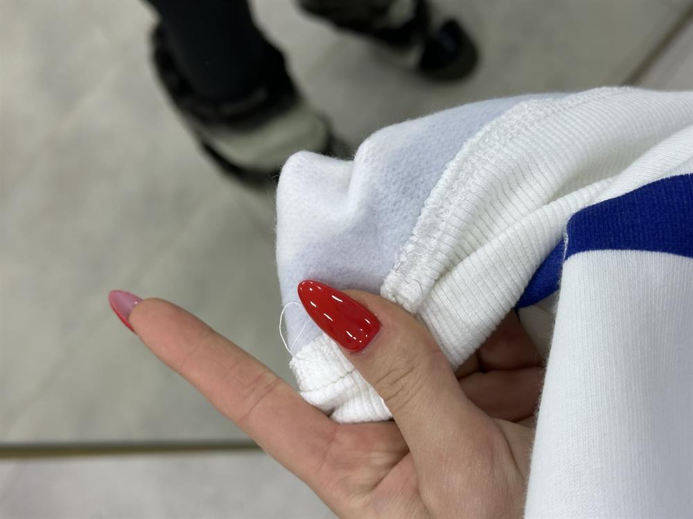 Beyaza Laci̇vert Çi̇zgi̇ Sweat
