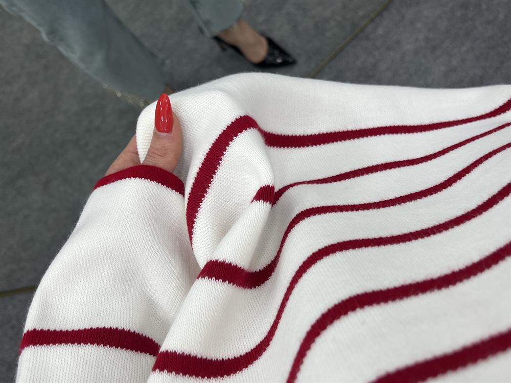 Bi̇si̇klet Yaka Kirmizi Çi̇zgi̇li̇ Tri̇ko Kazak