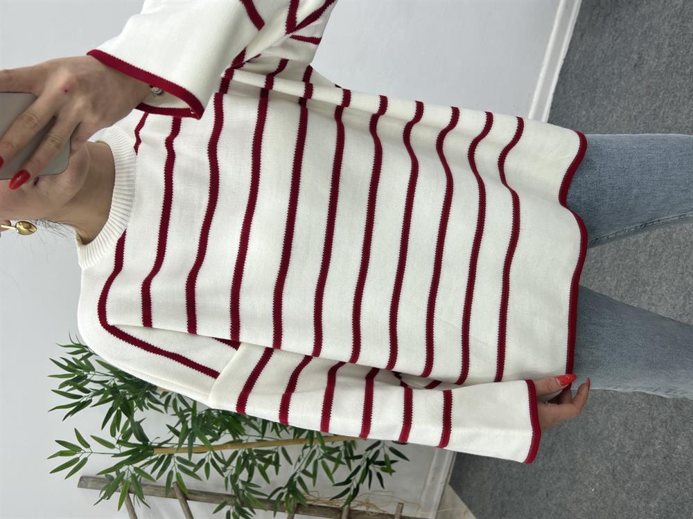 Bi̇si̇klet Yaka Kirmizi Çi̇zgi̇li̇ Tri̇ko Kazak