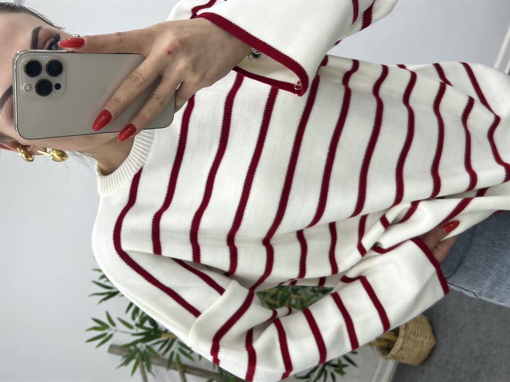 Bi̇si̇klet Yaka Kirmizi Çi̇zgi̇li̇ Tri̇ko Kazak