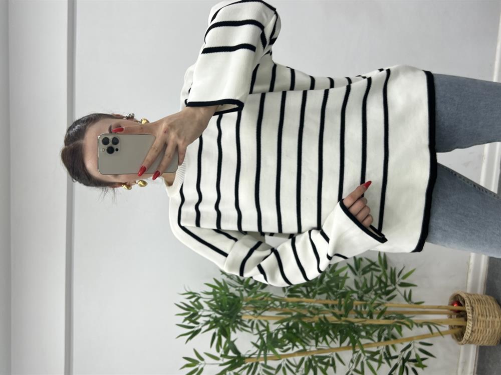 Bi̇si̇klet Yaka Si̇yah Çi̇zgi̇li̇ Tri̇ko Kazak