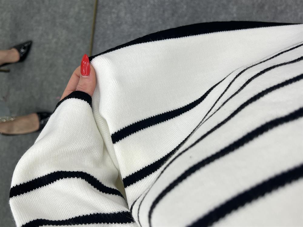 Bi̇si̇klet Yaka Si̇yah Çi̇zgi̇li̇ Tri̇ko Kazak