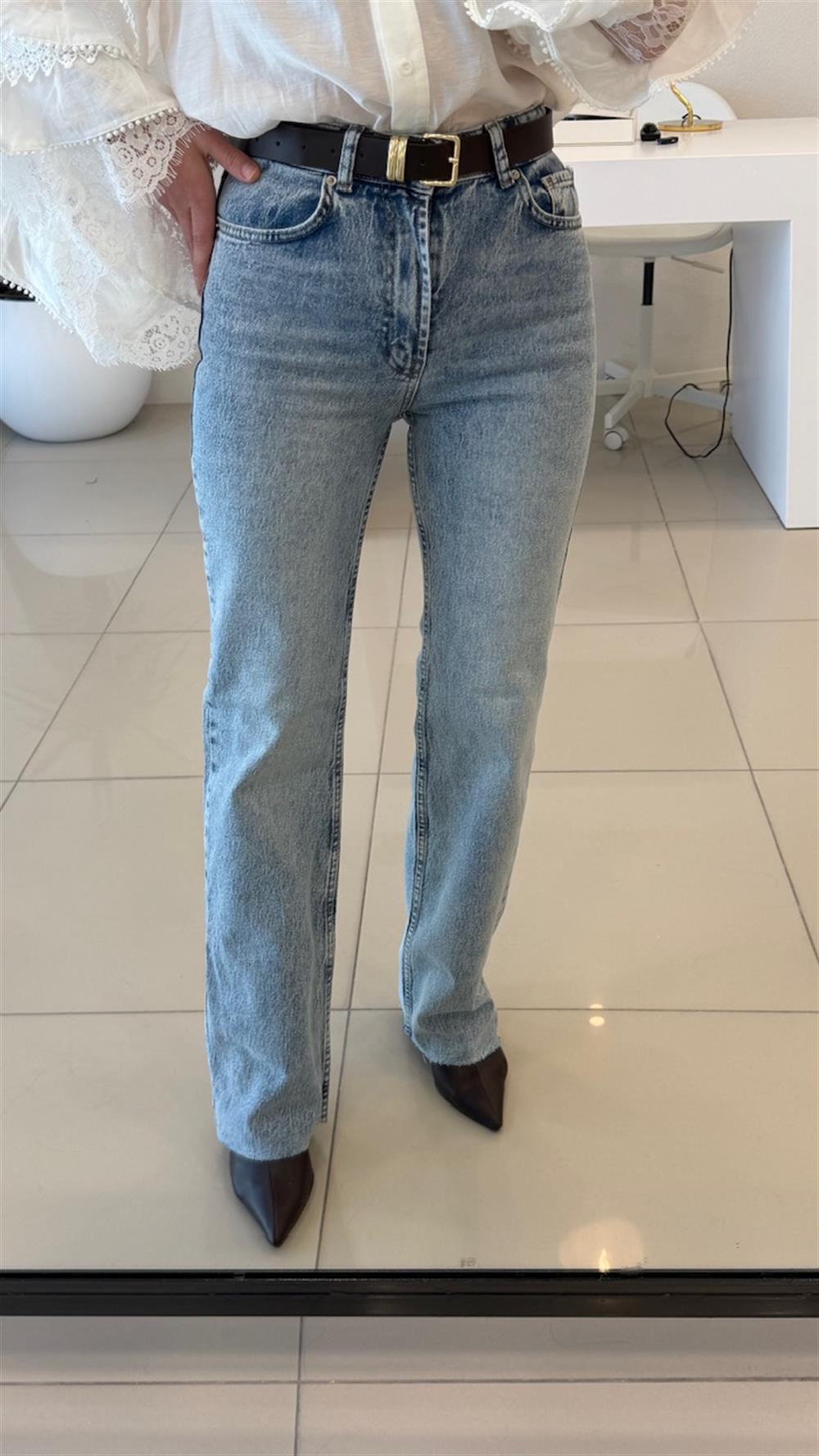 BOL PAÇA TAŞLANMIŞ BUZ MAVİ JEAN 