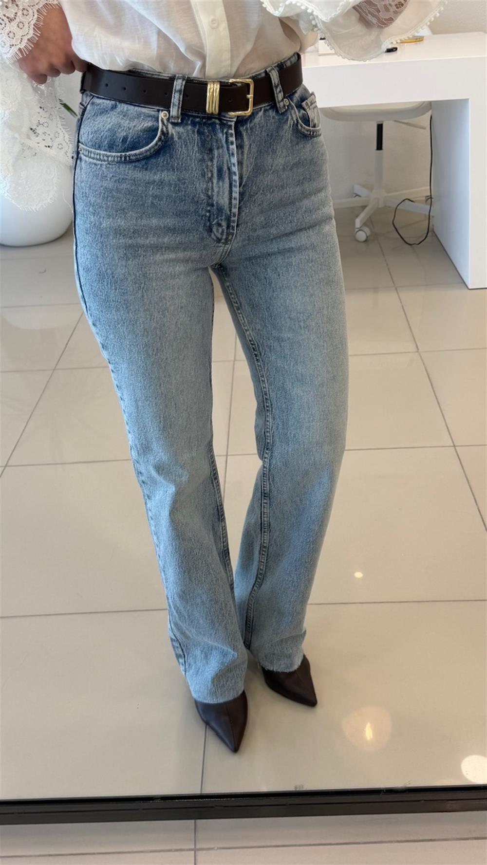 BOL PAÇA TAŞLANMIŞ BUZ MAVİ JEAN 