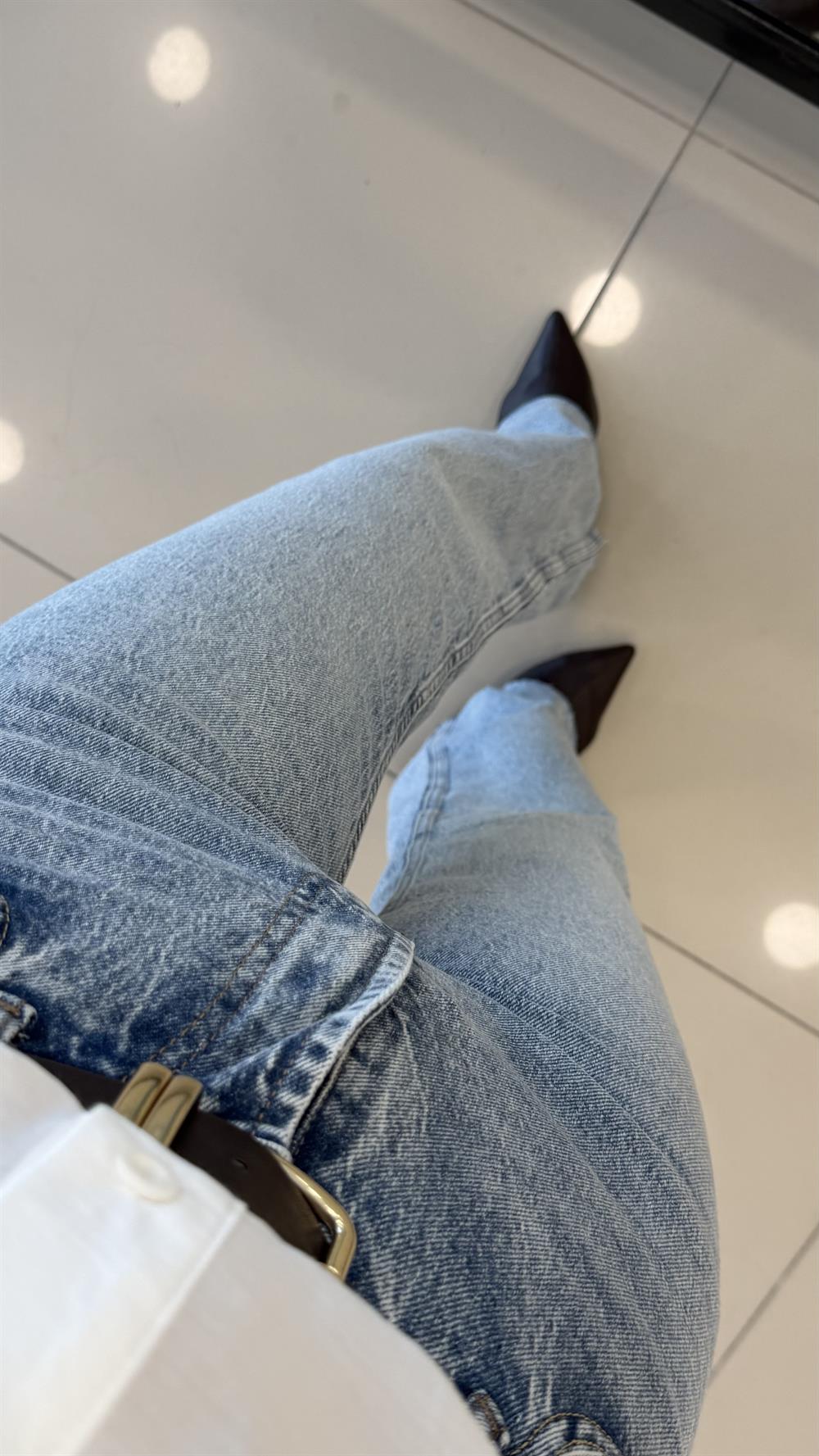 BOL PAÇA TAŞLANMIŞ BUZ MAVİ JEAN 