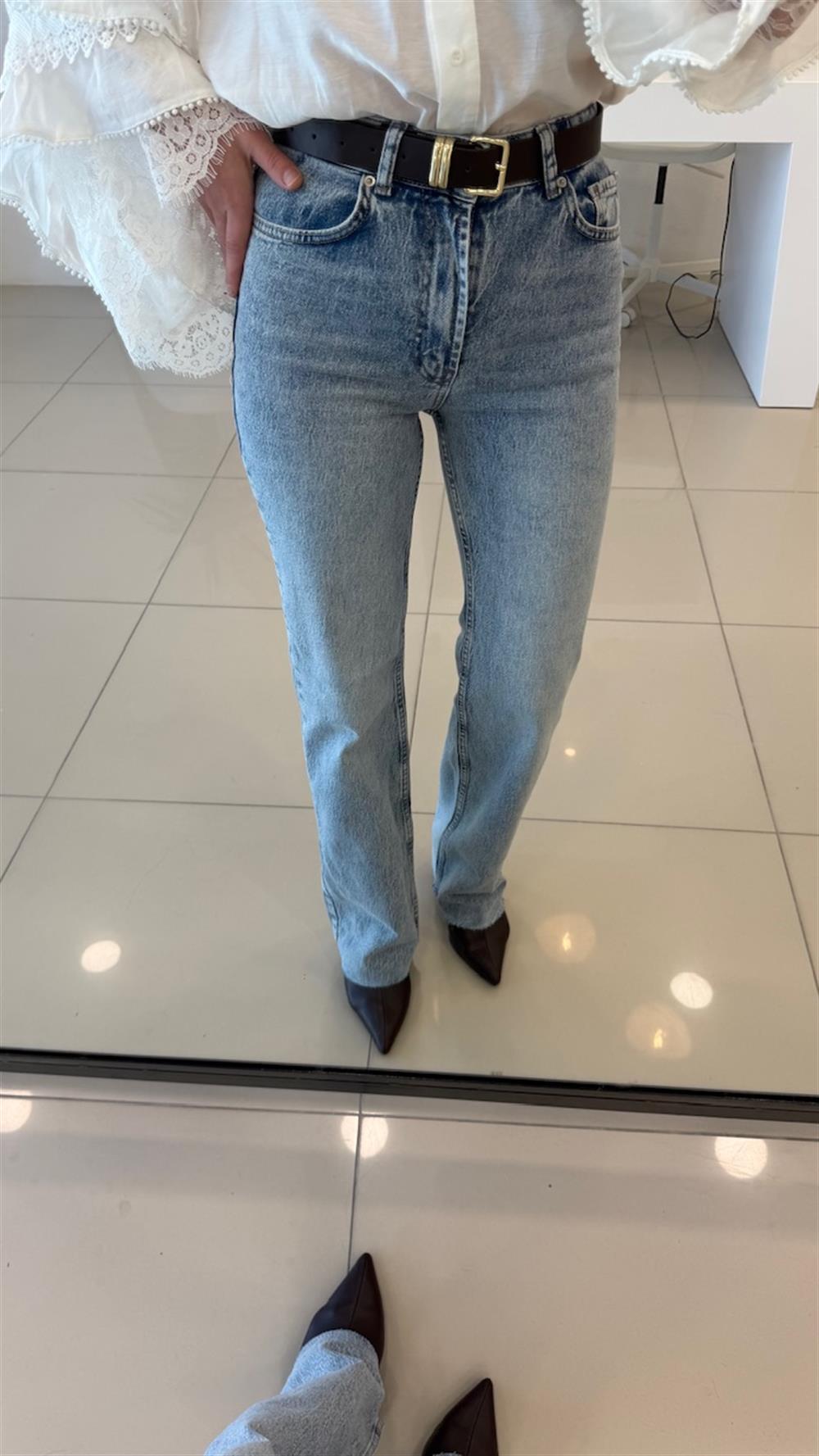 BOL PAÇA TAŞLANMIŞ BUZ MAVİ JEAN 