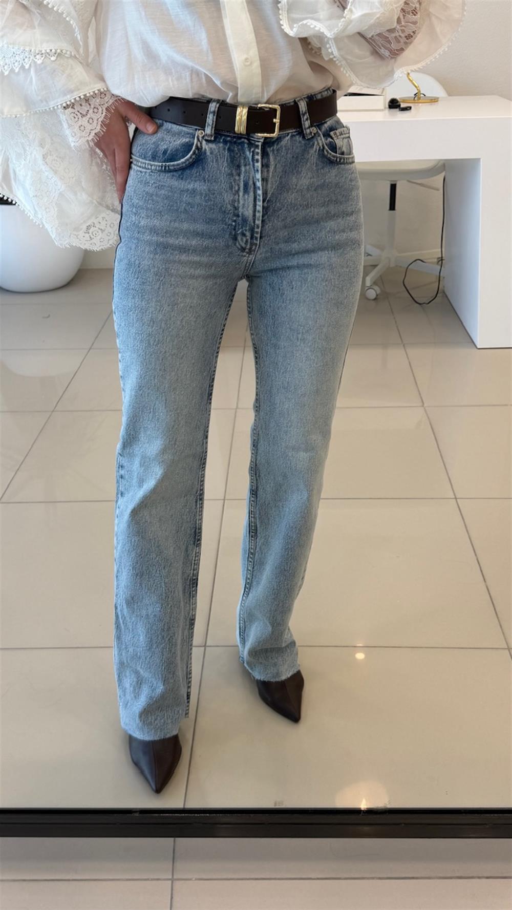 BOL PAÇA TAŞLANMIŞ BUZ MAVİ JEAN 