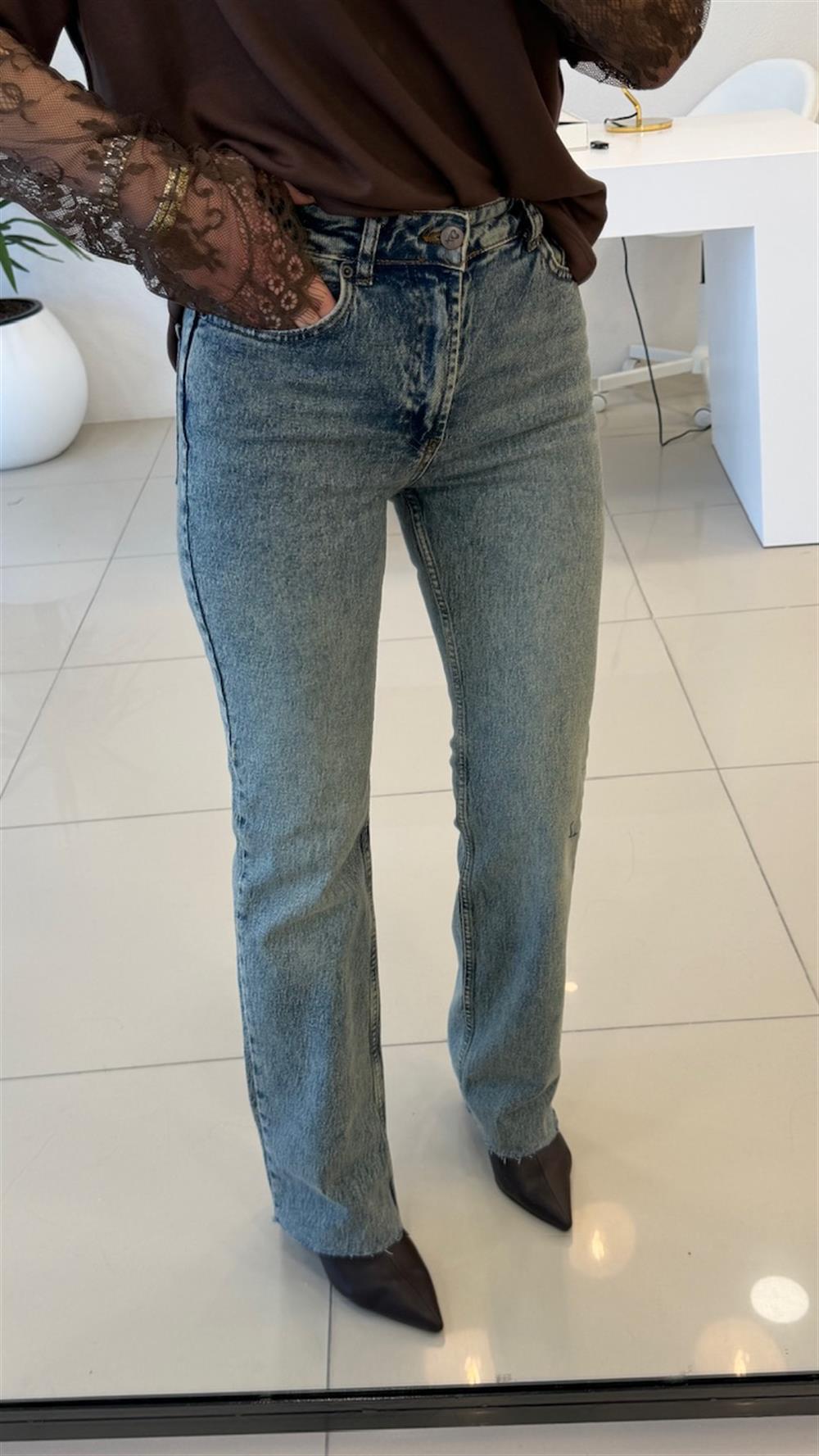 BOL PAÇA TAŞLANMIŞ TİNTLİ  MAVİ JEAN 