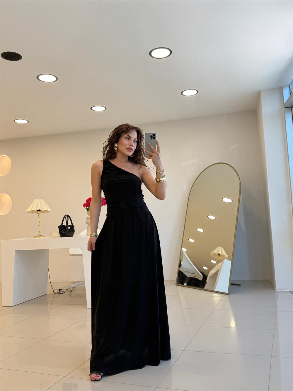 BÜZGÜLÜ TEK OMUZ MAXİ ELBİSE