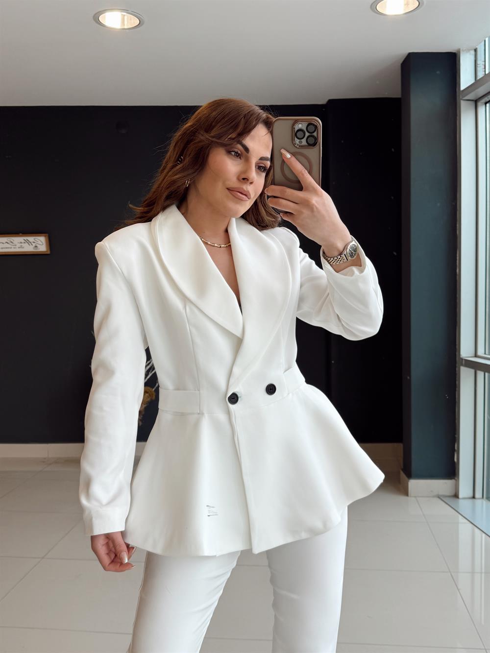 Ceketli̇ İki̇li̇ Tasarim Takim Beyaz