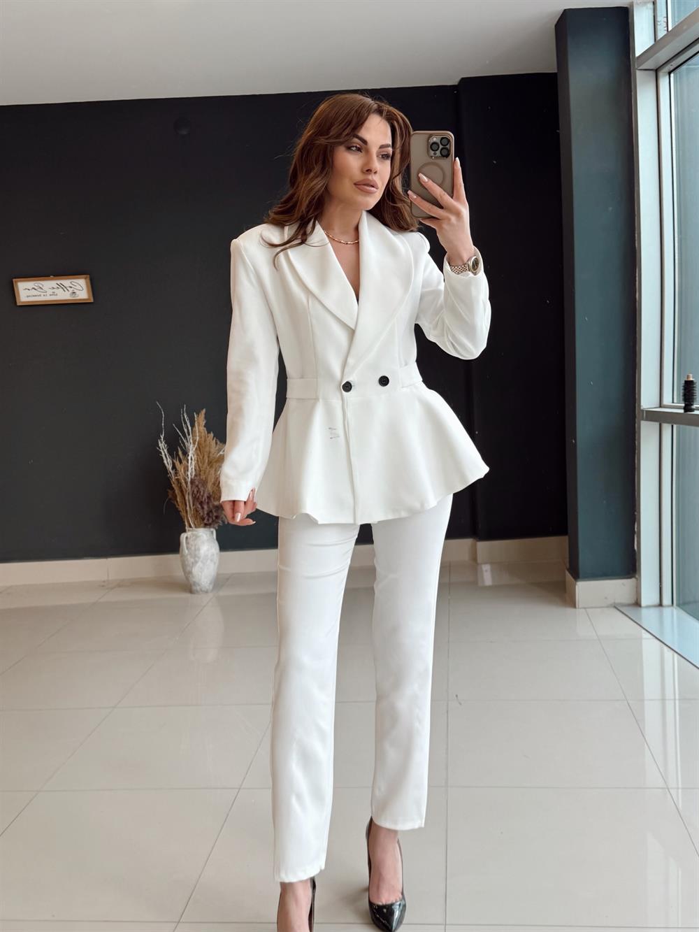 Ceketli̇ İki̇li̇ Tasarim Takim Beyaz