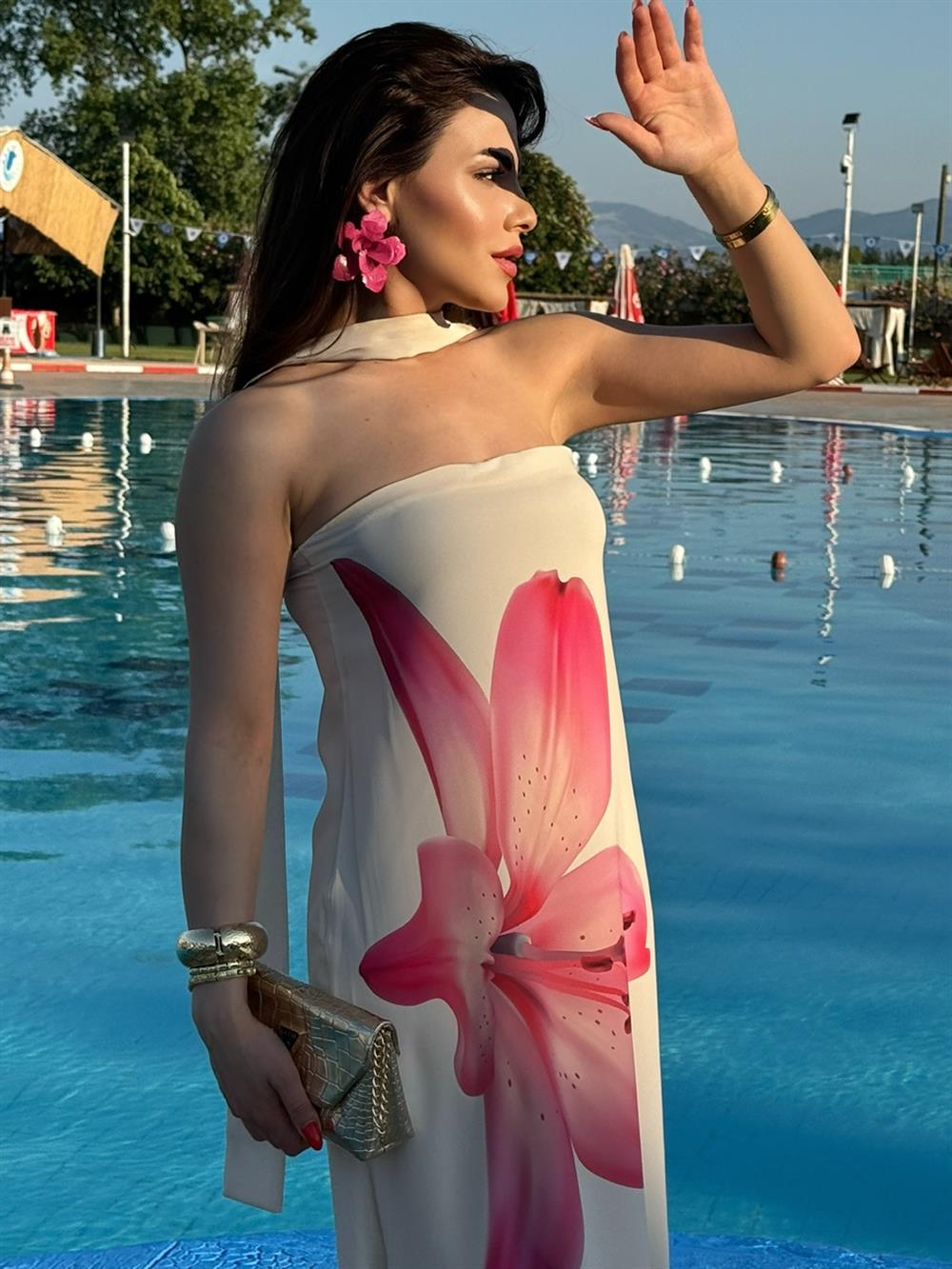 ÇİÇEK DETAYLI STRAPLEZ ELBİSE