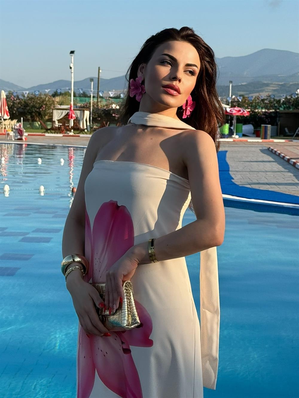 ÇİÇEK DETAYLI STRAPLEZ ELBİSE